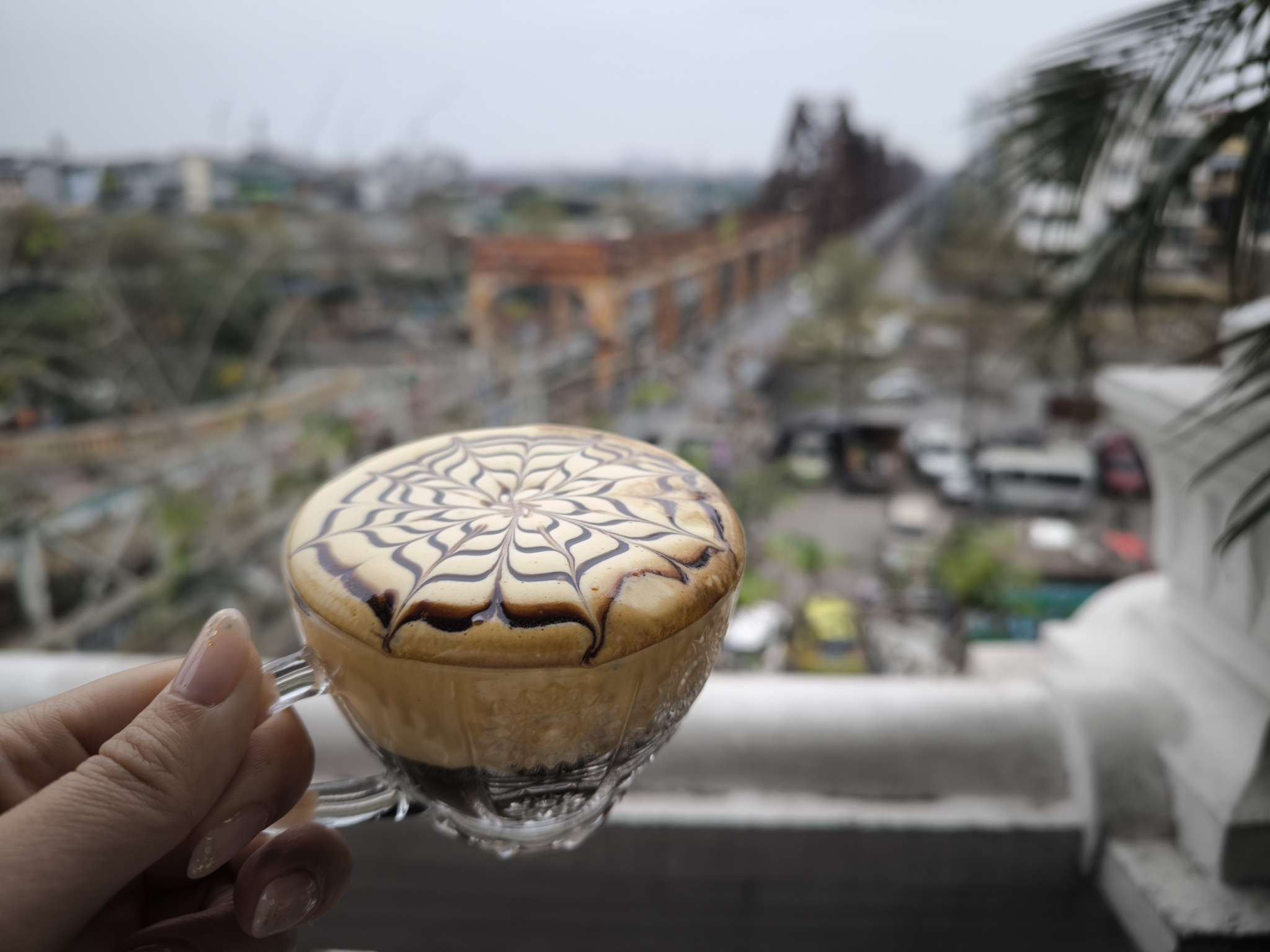 カフェの名物・超濃厚なエッグコーヒーをお楽しみください